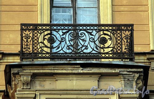 2-я линия В.О., д. 3. Доходный дом С.И.Садикова. Балкон. Фото июль 2009 г. 