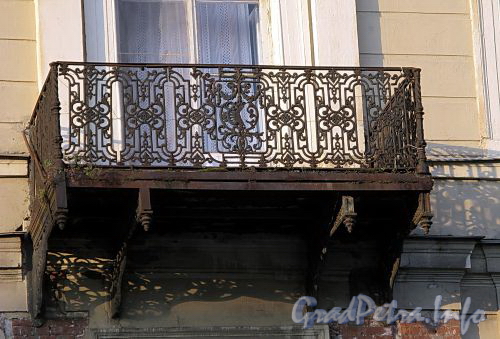 2-я линия В.О., д. 11. Бывший доходный дом. Балкон. Фото июль 2009 г.