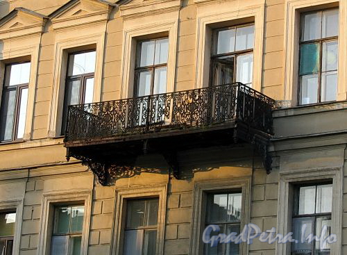 2-я линия В.О., д. 11. Бывший доходный дом. Балкон. Фото июль 2009 г. 