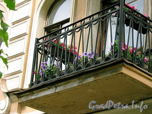 13-я Красноармейская ул., д. 15. Балкон. Фото июль 2009 г.