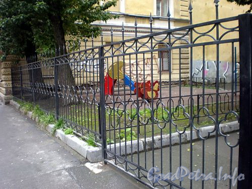 Ограда между домами 3 и 5 по улице Достоевского. Фото октябрь 2008 г.