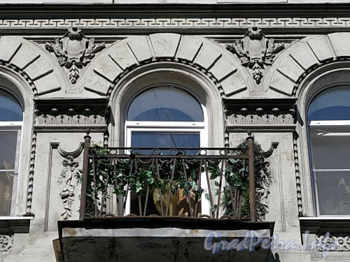 Ул. Достоевского, д. 21. Балкон. Фото июль 2009 г.