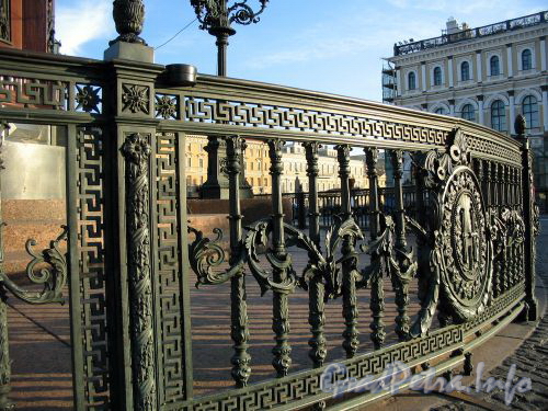 Ограда памятника Николаю I на Исаакиевской площади. Фото июль 2009 г.