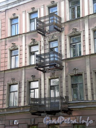 Рижский пр., д. 32. Решетки балконов. Фото июль 2009 г.