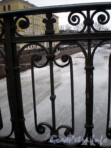 Фрагмент ограды моста Декабристов. Фото март 2009 г.