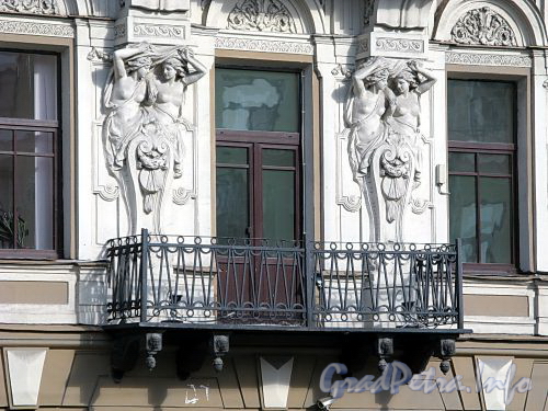 Наб. канала Грибоедова, д. 24. Доходный дом (меблированные комнаты) В.А.Ратькова-Рожнова. Балкон. Фото июль 2009 г.