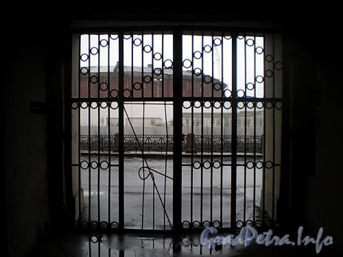 Наб. реки Мойки, д. 110. (Правый корпус). Решетка ворот. Фото март 2009 г.