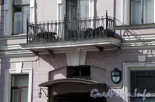 Пр. Римского-Корсакова, д. 29. Балкон и козырек парадной с фонарями. Фото август 2009 г.