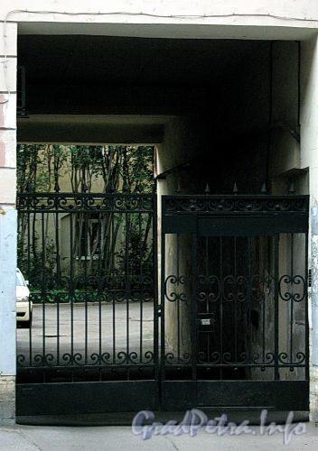 Гражданская ул., д. 23. Решетка ворот. Фото август 2009 г.