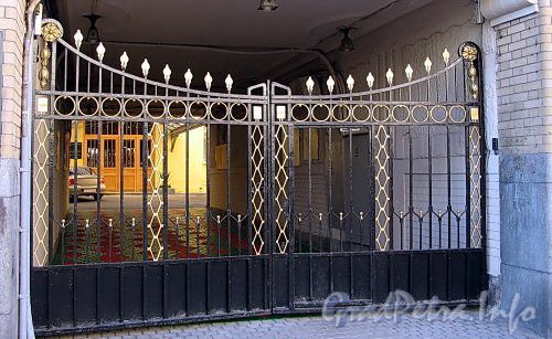 Малая Конюшенная ул., д. 3. Доходный дом Шведской церкви св. Екатерины. Решетка ворот. Фото июль 2009 г.