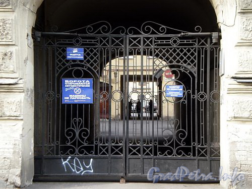 Ул. Чайковского, д. 16. Решетка ворот. Фото сентябрь 2009 г.