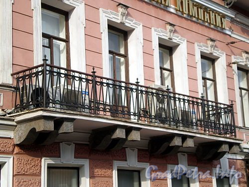 Ул. Чайковского, д. 20 (левая часть). Доходный дом Н.В.Оболенской. Центральный балкон. Фото сентябрь 2009 г.