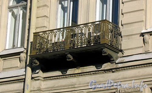 Мал. Морская ул., д. 18. Здание бывшей гостиницы «Гранд-отель». Балкон. Фото июль 2009 г.