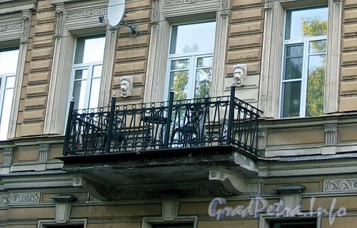 Румянцевская пл., д. 3. Доходный дом А. Ф. Девриена. Решетка балкона. Фото июль 2009 г.