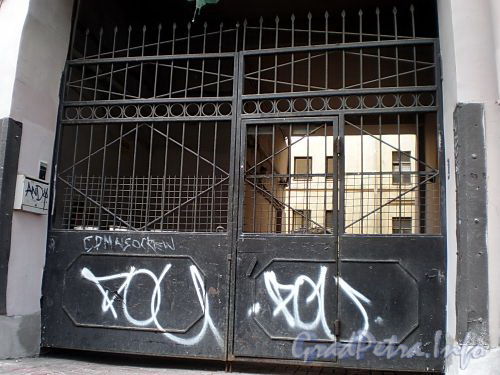 Итальянская ул., д. 16. Решетка ворот. Фото август 2009 г.