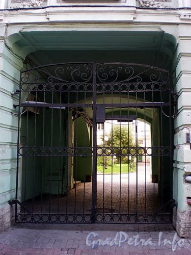 Караванная ул., д. 11. Доходный дом Меншиковых. Решетка ворот. Фото август 2009 г.