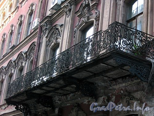 Замятин пер., д. 4. Доходный дом И.О.Утина. Решетка балкона. Фото июль 2009 г.