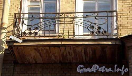 Ул. Черняховского, д. 41. Бывший доходный дом. Решетка балкона. Фото октябрь 2009 г.