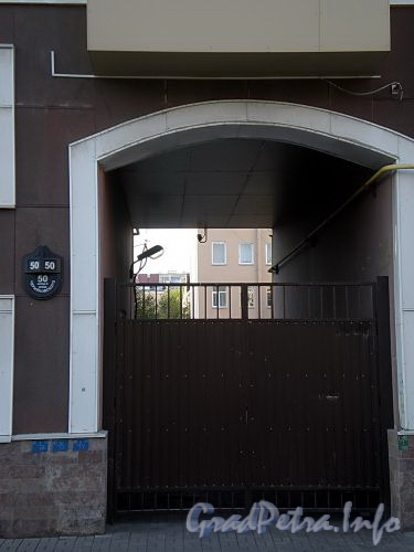 Ул. Черняховского, д. 50. Решетка ворот. Фото октябрь 2009 г.