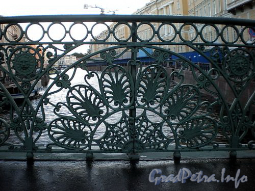 Фрагмент ограды Певческого моста. Фото октябрь 2009 г.