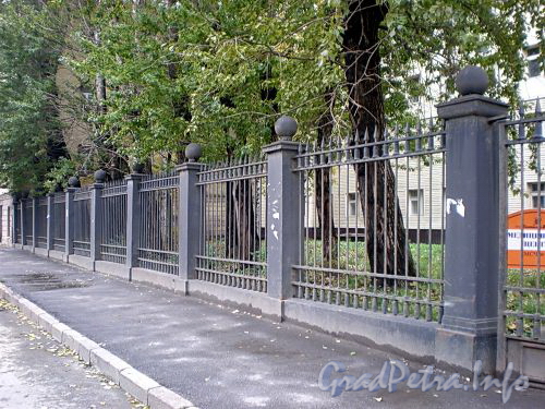 Ограда между домами 3 и 5 по Косой линии. Фото октябрь 2009 г.