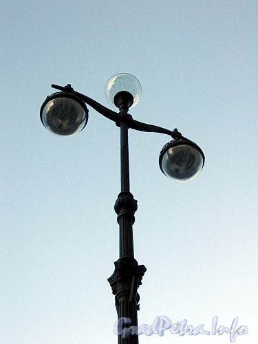 Фонарь освещения Невского проспекта. Фото октябрь 2009 г.