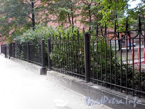 Ограда между домами 6 и 10 по Бол. Монетной улице. Фото сентябрь 2009 г.