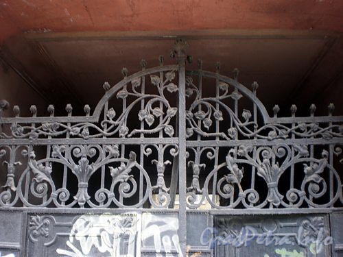 Бол. Монетная ул., д. 9. Фрагмент решетки ворот. Фото сентябрь 2009 г.