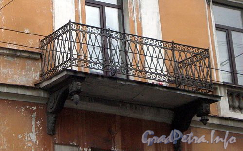 Гороховая ул., д. 30. Жилой дом. Решетка балкона. Фото июль 2009 г.