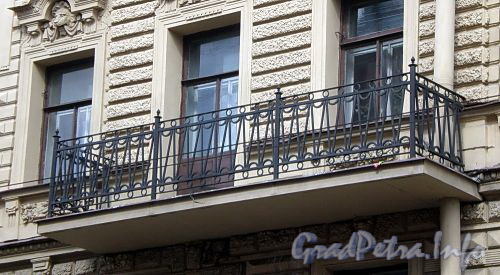 Гороховая ул., д. 32. Доходный дом П. Д. Яковлева. Решетка балкона. Фото июль 2009 г.