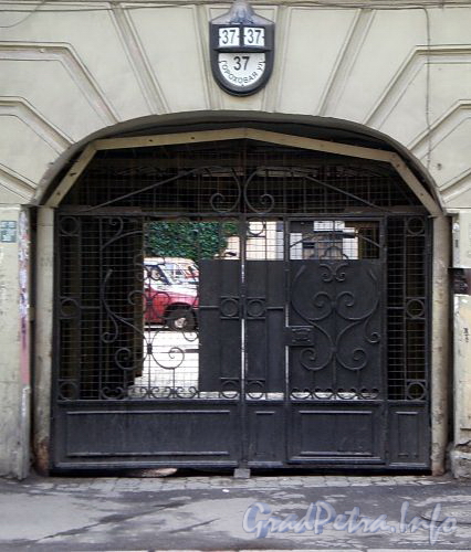 Гороховая ул., д. 37. Решетка ворот. Фото август 2009 г.