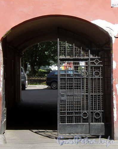 Гороховая ул., д. 44. Решетка ворот. Фото июль 2009 г.