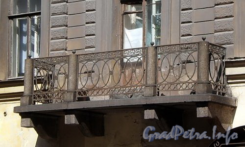 Гороховая ул., д. 46. Бывший доходный дом. Решетка балкона. Фото июль 2009 г.