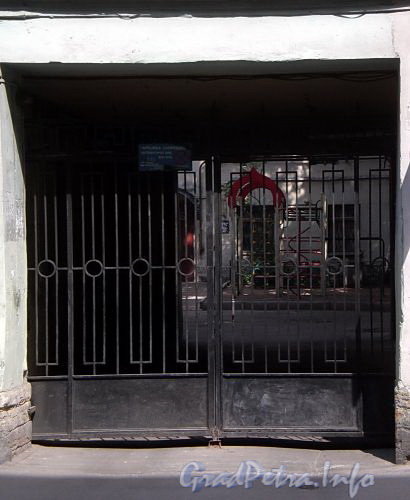 Гороховая ул., д. 48. Решетка ворот. Фото июль 2009 г.