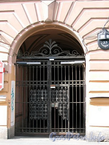 Большой пр., В.О., д. 35. Дом Е. Д. Калина. Решетка ворот. Фото август 2009 г.