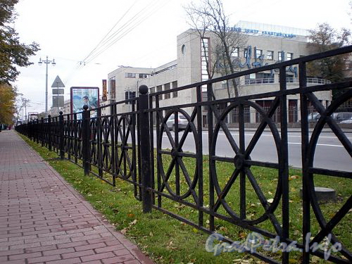 Ограда проезжей части Большого проспекта В.О. Фото октябрь 2009 г.