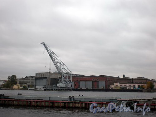 Вид на Ново-Адмиралтейский остров и судостроительный завод «Адмиралтейские верфи» с набережной Лейтенанта Шмидта. Фото октябрь 2009 г.