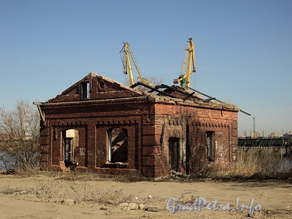 Канонерский остров, д. 4. Общий вид разрушенного строения. Фото апрель 2011 г.