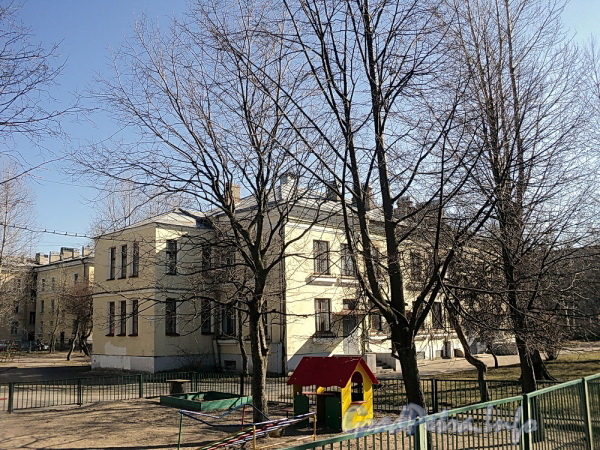 Канонерский остров, д. 20 (левый корпус). Здание детского сада. Вид со двора. Фото апрель 2011 г.