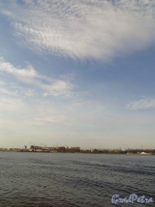 Западная часть Крестовского острова. Вид с Васильевского острова. Фото 9 мая 2013 года.
