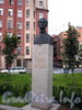Памятник-бюст Володе Ермаку на площади Кулибина. Фото август 2009 г.