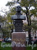 Памятник-бюст Антонио Ринальди на Манежной площади. Фото октябрь 2009 г.
