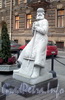 Памятник дворнику на площади Островского. Фото декабрь 2009 г.