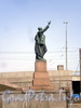 Памятник В. Володарскому на пр. Обуховской Обороны у Володарского моста. Фото апрель 2009 г.