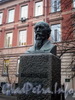 Памятник Н. А. Некрасову в сквере у дома 37 по Литейному проспекту. Фото декабрь 2009 г.