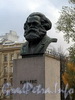 Бронзовый бюст Карлу Марксу в саду Смольного. Фото октябрь 2010 г.