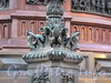 Фрагмент основания торшера фонаря у памятника Николаю I на Исаакиевской площади. Фото апрель 2005 г.