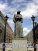 Памятник Н. В. Гоголю на Малой Конюшенной улице. Фото июнь 2010 г.