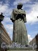Памятник Н. В. Гоголю на Малой Конюшенной улице. Фото июнь 2010 г.