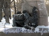 Памятник Н. М. Пржевальскому в Александровском саду. Отлитый из бронзы навьюченный верблюд у подножия постамента. Фото февраль 2012 г.
